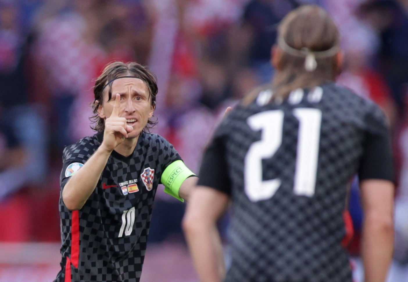 Luka Modric noi cau voi dong doi hinh anh