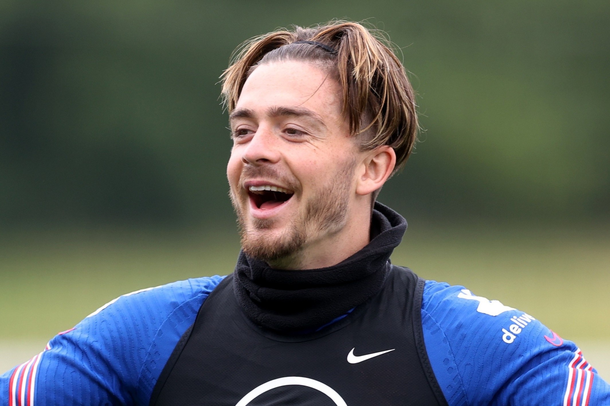 Grealish thi dau voi ngon tay bi gay o Euro 2020 hinh anh