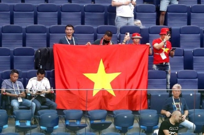 Quoc ky Viet Nam xuat hien o tran tu ket Euro 2020 hinh anh