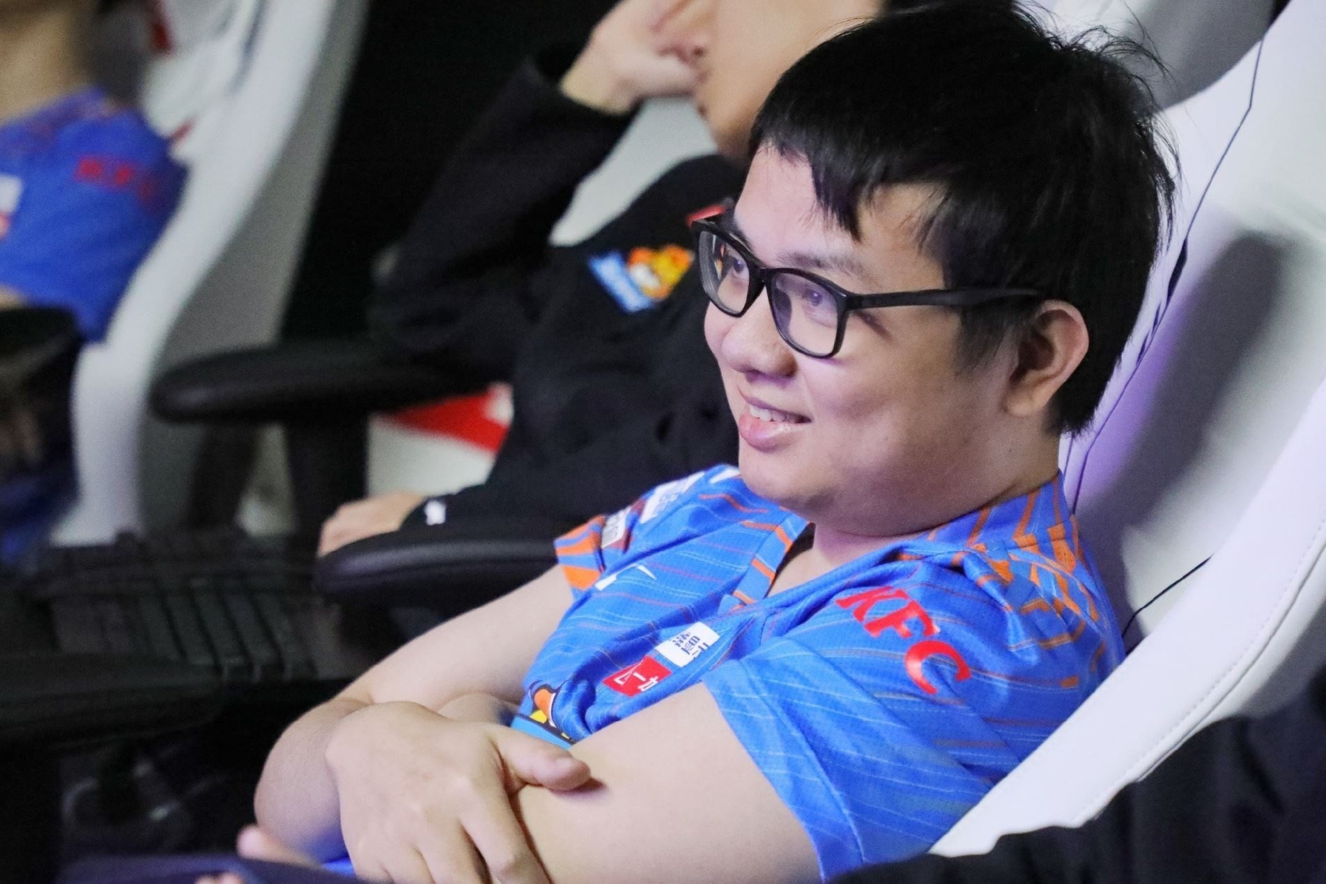 Doi thu bat luc truoc Kha'Zix cua SofM hinh anh