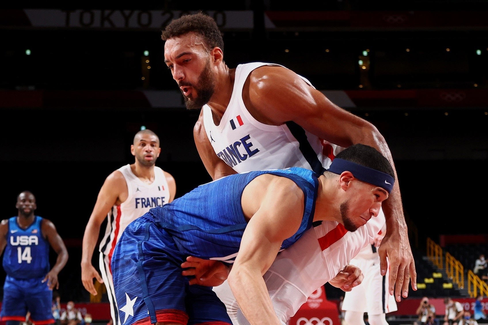 Tuyen bong ro My bat luc truoc trung phong cao 2,16 m hinh anh