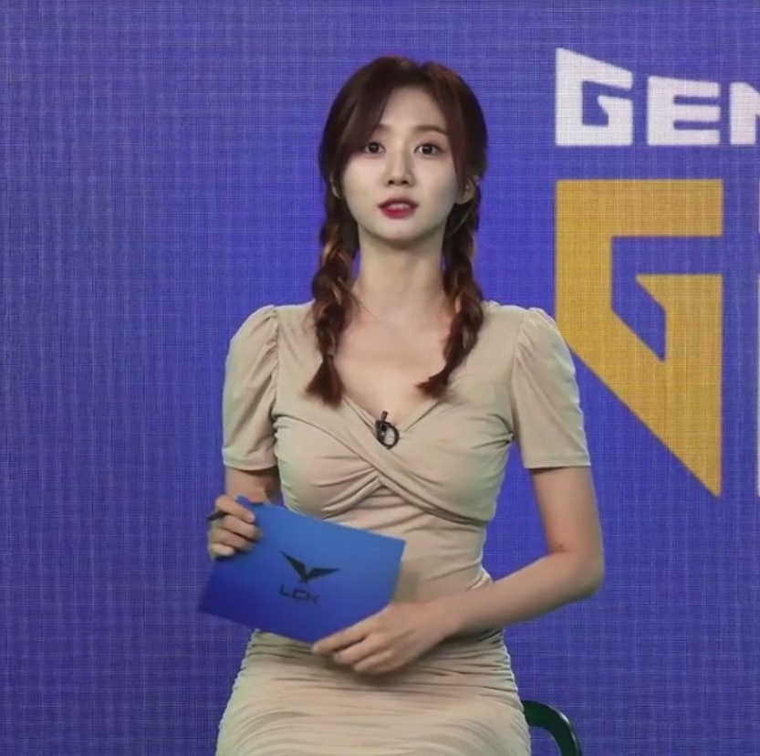 Nu MC Lien Minh Huyen Thoai xinh dep anh 1