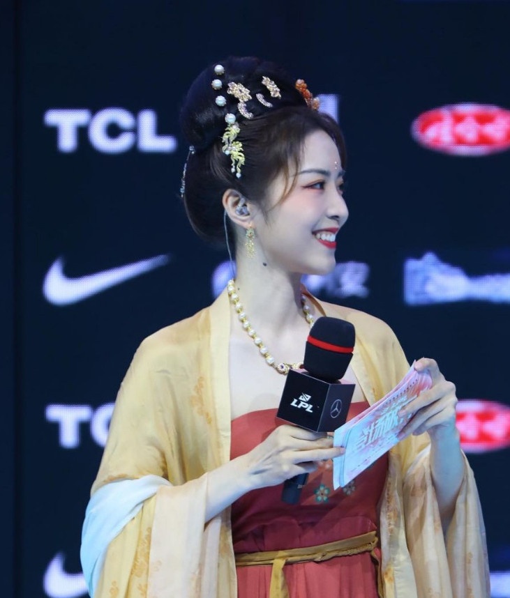 Nu MC Lien Minh Huyen Thoai xinh dep anh 19