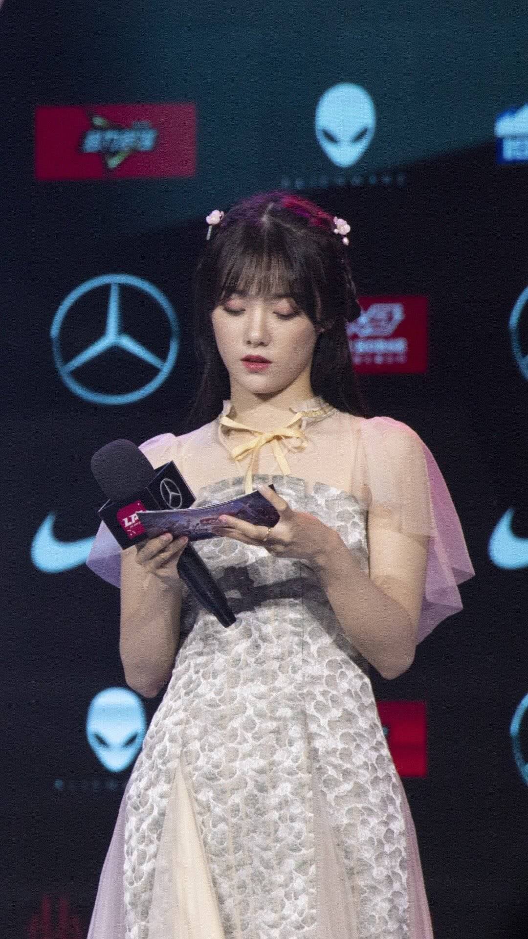 Nu MC Lien Minh Huyen Thoai xinh dep anh 29