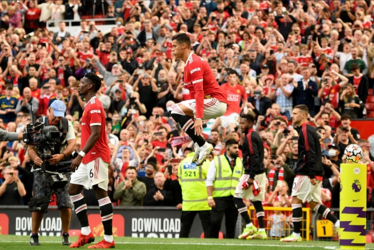 Tran dau tien cua Ronaldo cho MU anh 8