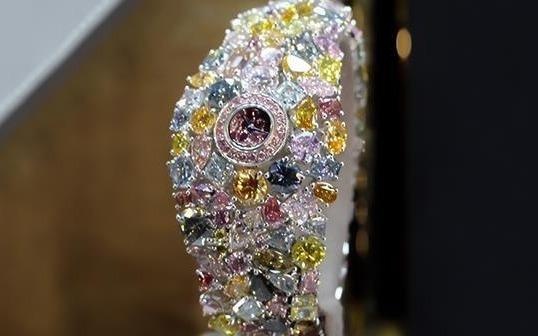 Can canh chiec dong ho dat nhat the gioi hinh anh