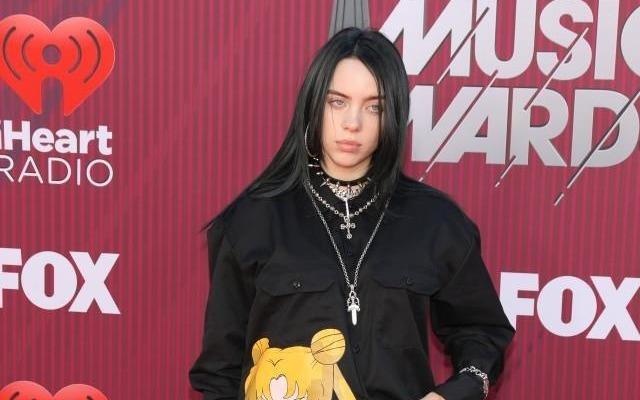 Billie Eilish xuat hien voi bo do Thuy thu Mat Trang hinh anh