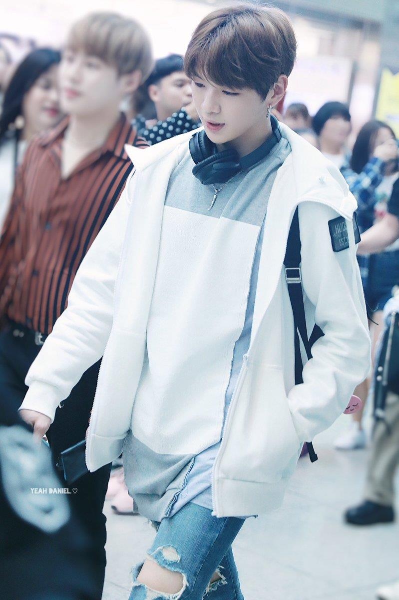 Kang Daniel thích dùng hàng hiệu  ảnh 3 Kang Daniel thich dung hang hieu anh 3