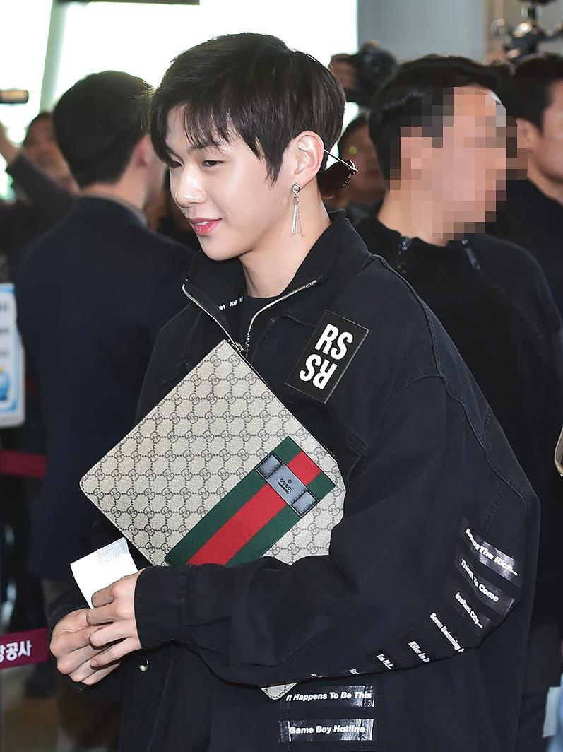 Kang Daniel thích dùng hàng hiệu  ảnh 8 Kang Daniel thich dung hang hieu anh 8