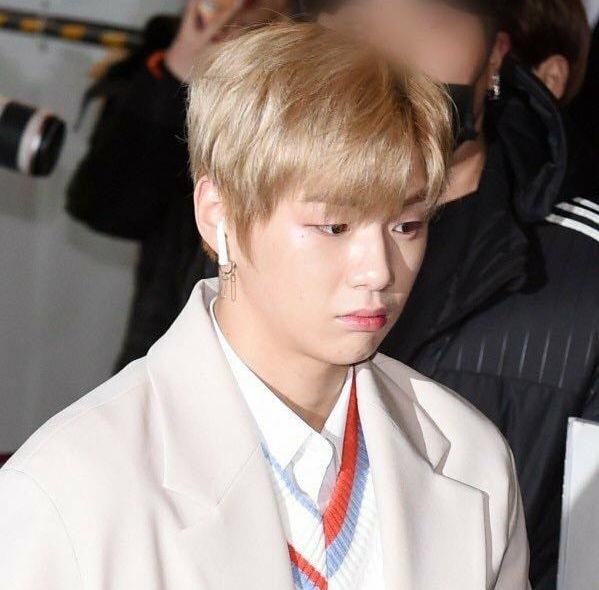 Kang Daniel thích dùng hàng hiệu  ảnh 9 Kang Daniel thich dung hang hieu anh 9
