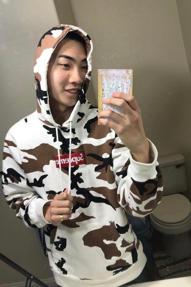 Kang Daniel mặc áo supreme gặp bạn gái ảnh 3 Kang Daniel mac ao supreme gap ban gai anh 3