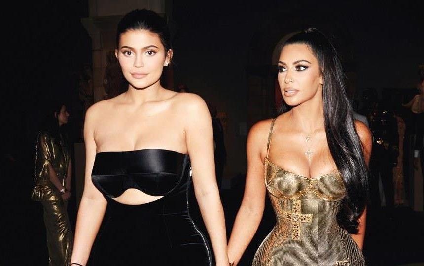 Chi em Kim Kardashian ra mat dong nuoc hoa doi moi, hua hen chay hang hinh anh