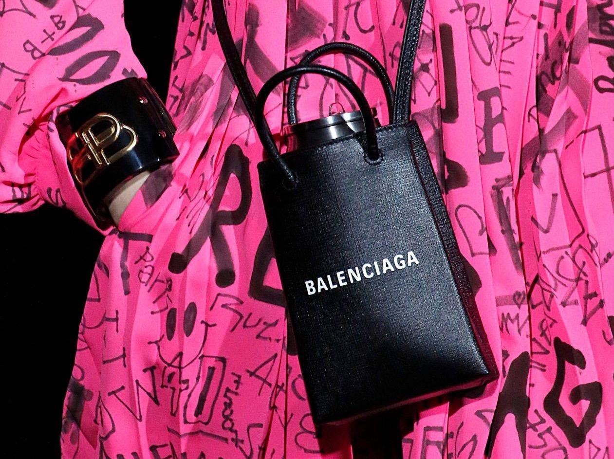 Tui Balenciaga gia 900 USD nhung chi dung de... dung nuoc hinh anh