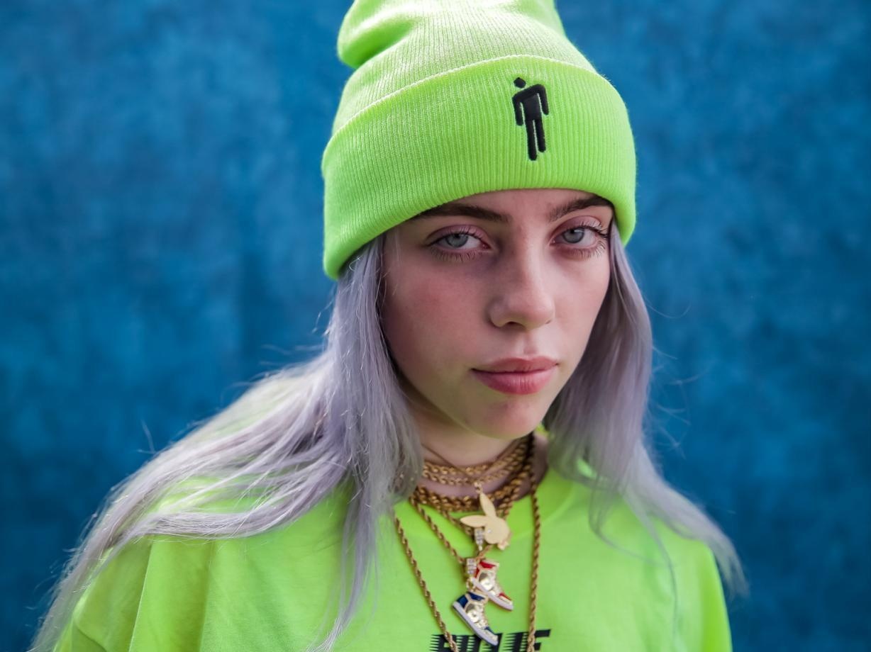 Billie Eilish bi to than nhien ban ao in hinh an cap ban quyen hinh anh
