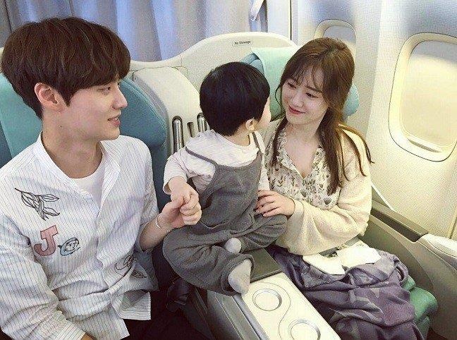 Gu thoi trang cua Goo Hye Sun va Ahn Jae Hyun anh 8