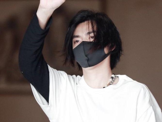 Ngo Diec Pham xuat hien voi kieu toc kho hieu tai san bay hinh anh