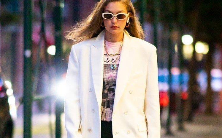 Quang cao ho ban than, Gigi Hadid mac do cua Taylor Swift dao pho hinh anh