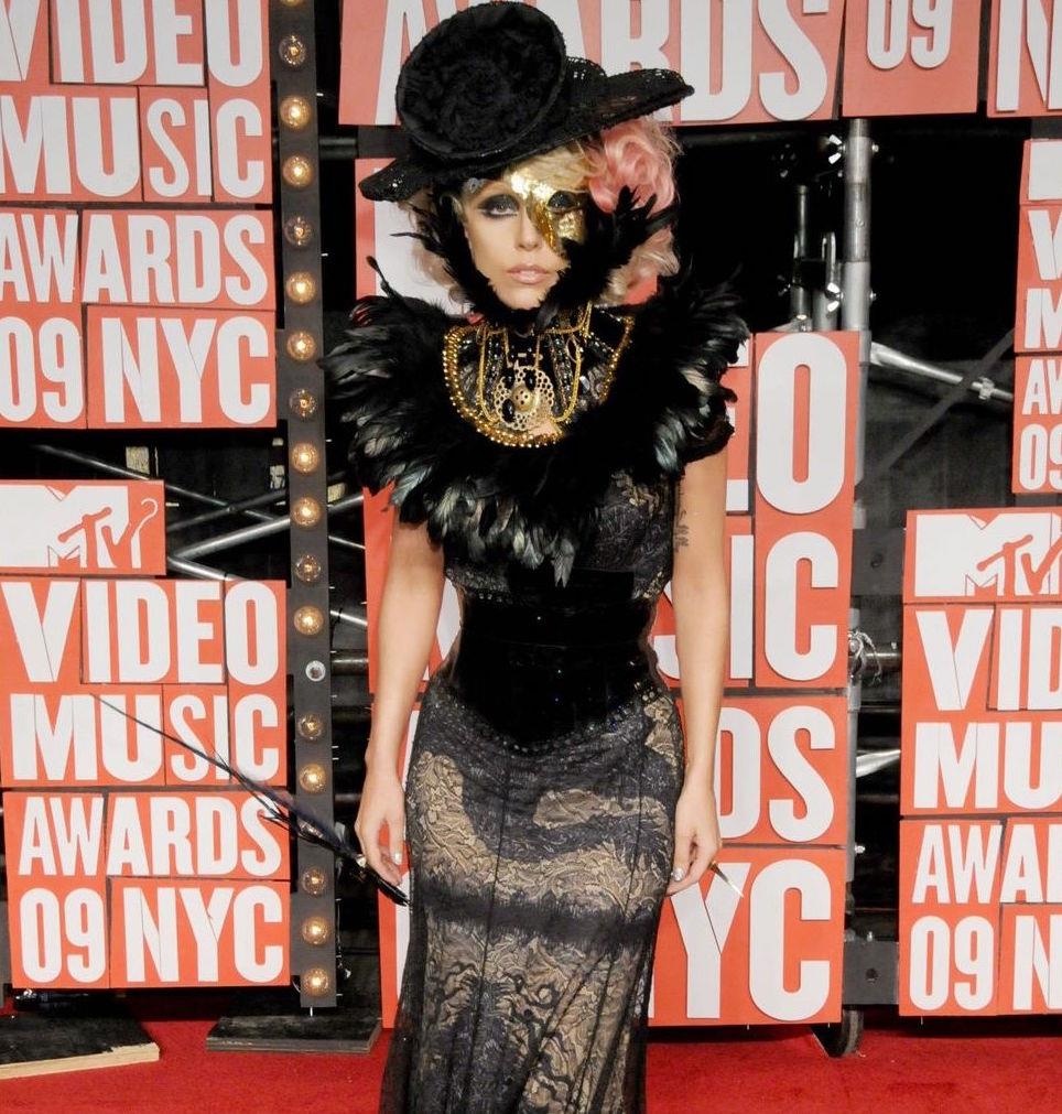 trang phuc gay tranh cai nhat lich su VMAs anh 8