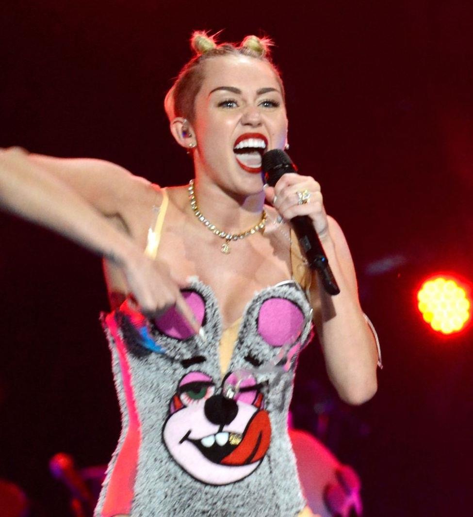 trang phuc gay tranh cai nhat lich su VMAs anh 9