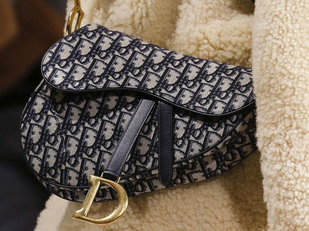 Tui Dior Saddle gia hon 3.000 USD duoc tao ra nhu the nao? hinh anh