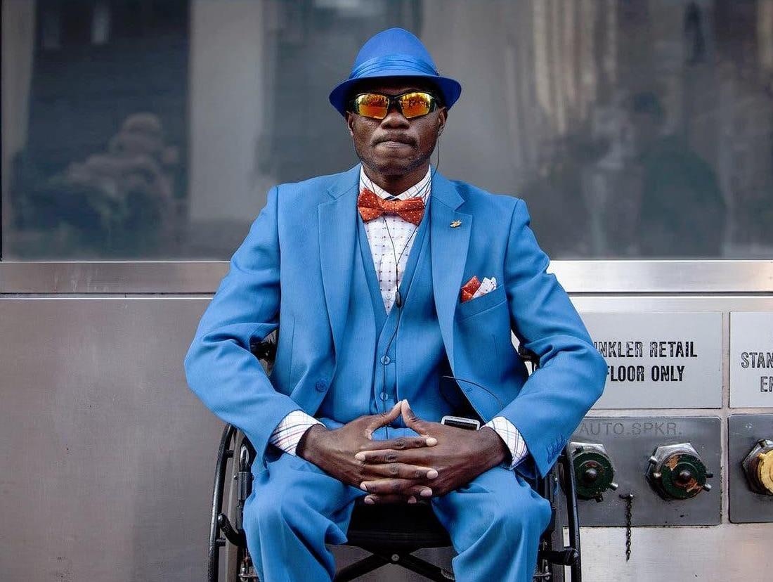 Nguoi ban bao chat nhat New York, moi ngay dien mot bo noi bat hinh anh