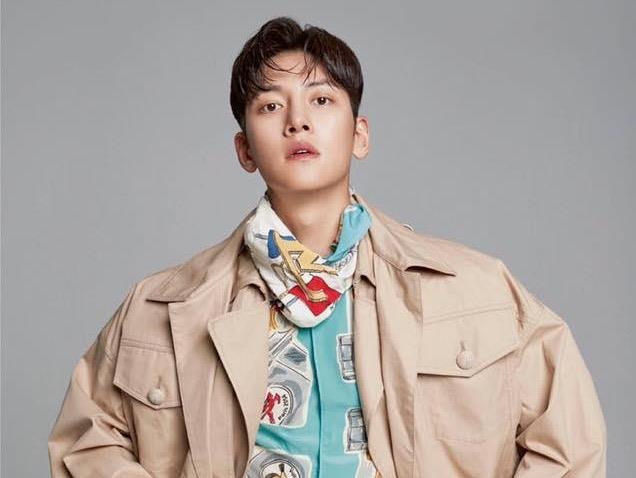 Ji Chang Wook dien ca cay Louis Vuitton ken nguoi mac tren tap chi hinh anh