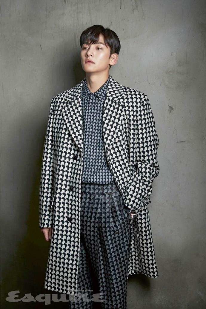 Ji Chang Wook mặc đồ Louis Vuitton xuất hiện trên tạp chí ảnh 4 Ji Chang Wook mac do Louis Vuitton xuat hien tren tap chi anh 4