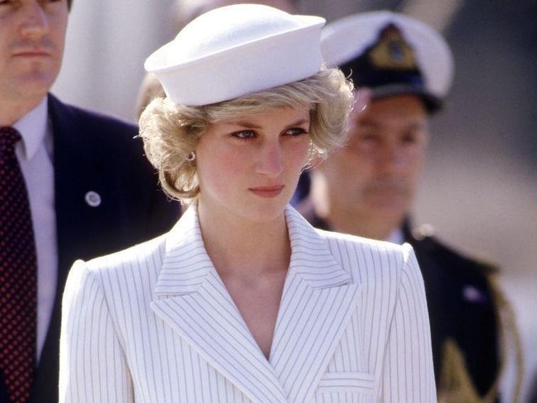 Cong nuong Diana va gu thoi trang dang cap mai voi thoi gian hinh anh