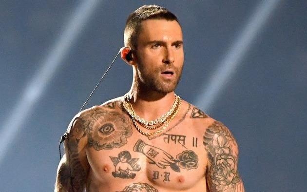 Adam Levine hut fan nu khi hat tinh ca tren san khau hinh anh
