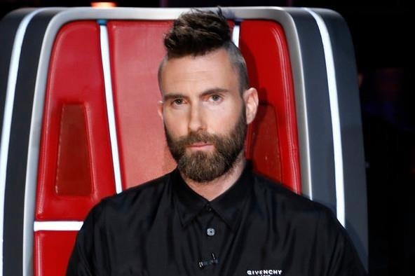 Adam Levine gay tranh cai voi kieu toc moi, bi vi nhu rau ngo hinh anh