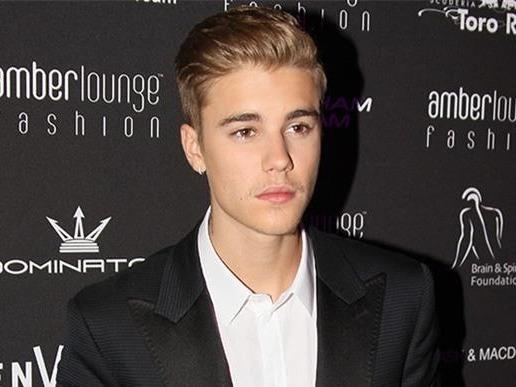 Justin Bieber nho fan chon vest khong giong ai cho ngay cuoi hinh anh