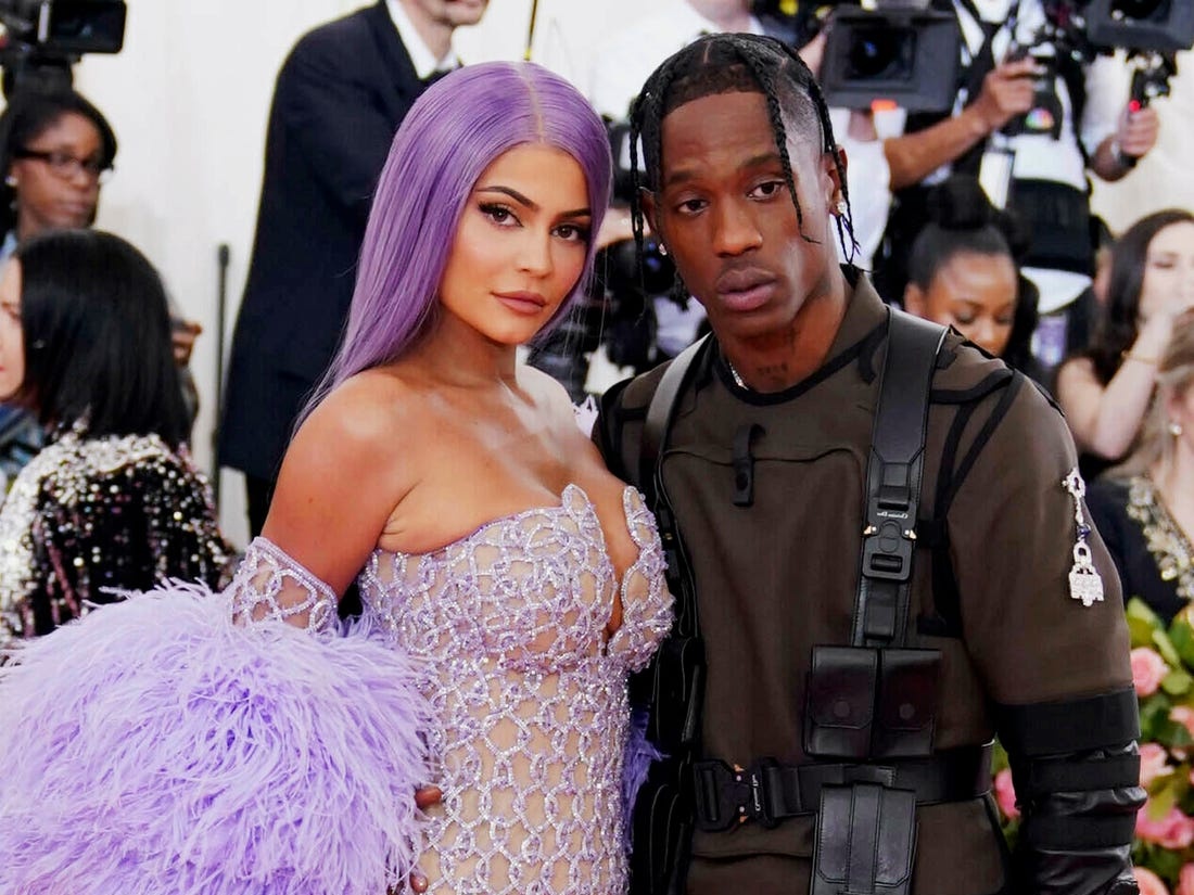 Kylie Jenner va Travis Scott tung mac gi khi sanh buoc ben nhau? hinh anh