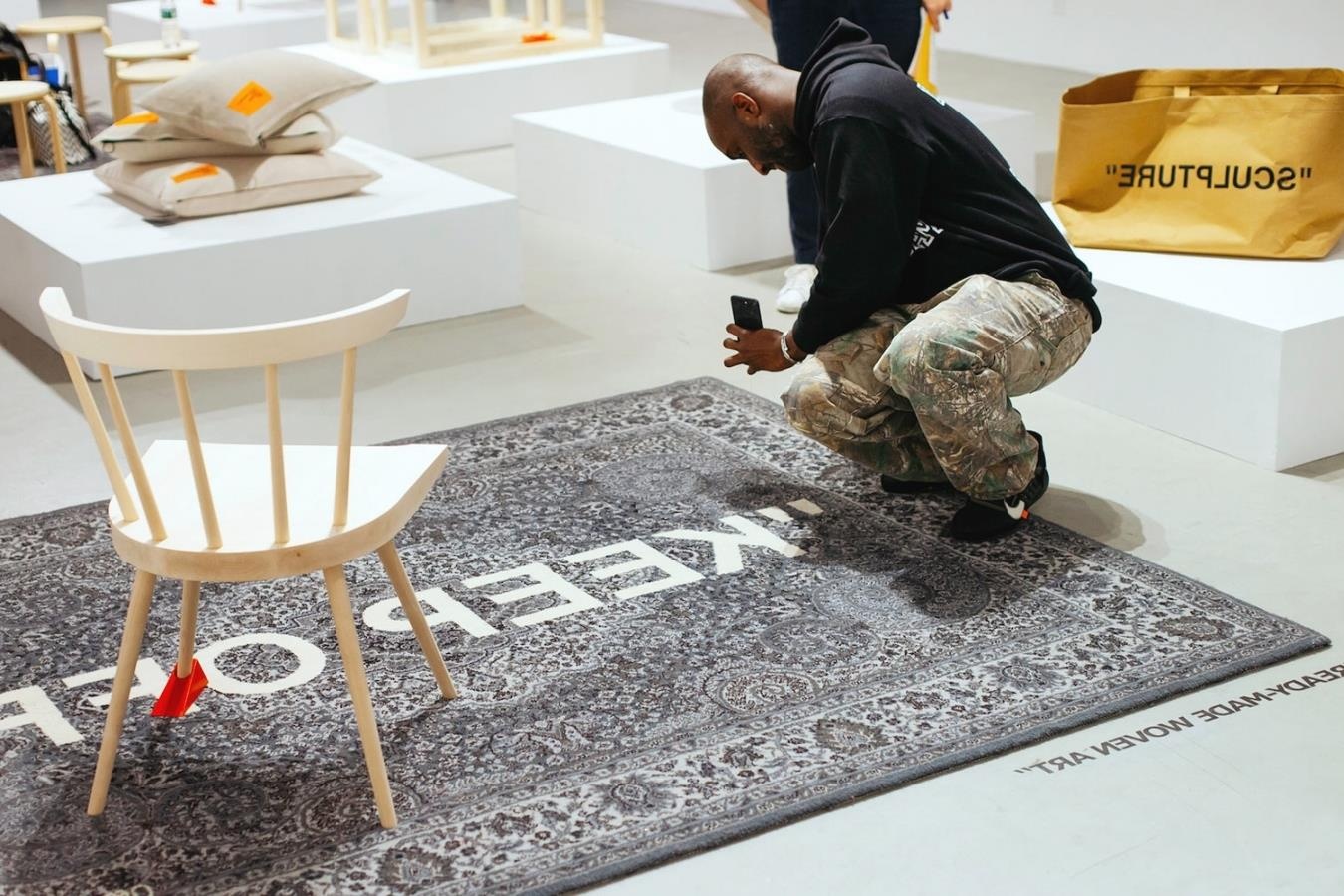 Giam doc Louis Vuitton gay tranh cai khi cung IKEA ban do noi that la hinh anh