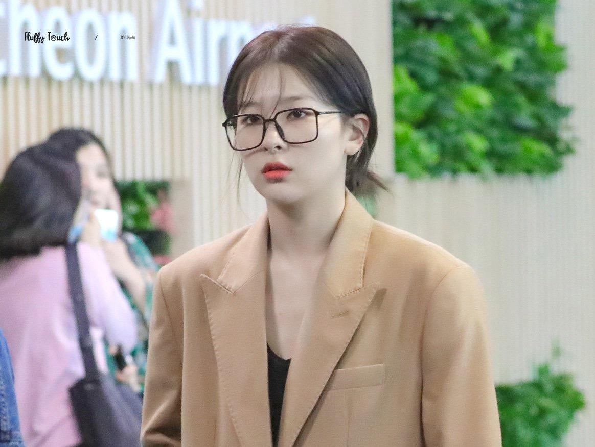 My nhan Red Velvet dien do hoai co, xach tui Louis Vuitton ra san bay hinh anh