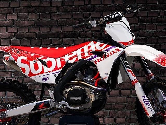 Supreme ket hop cung Honda ra mat chiec xe may dau tien gay tranh cai hinh anh