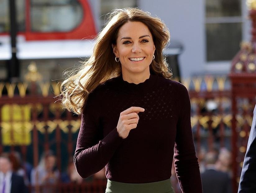 Cong nuong Kate gay tranh cai khi xach tui 4.000 USD den bao tang hinh anh