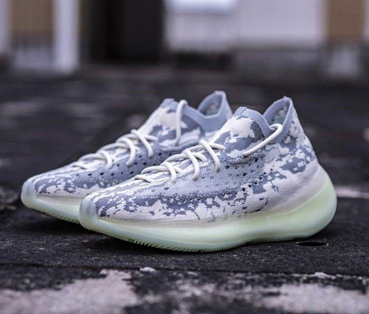 Yeezy Boost 380 'Alien' ra mat ngay 16/11 co thiet ke la nhat lich su? hinh anh