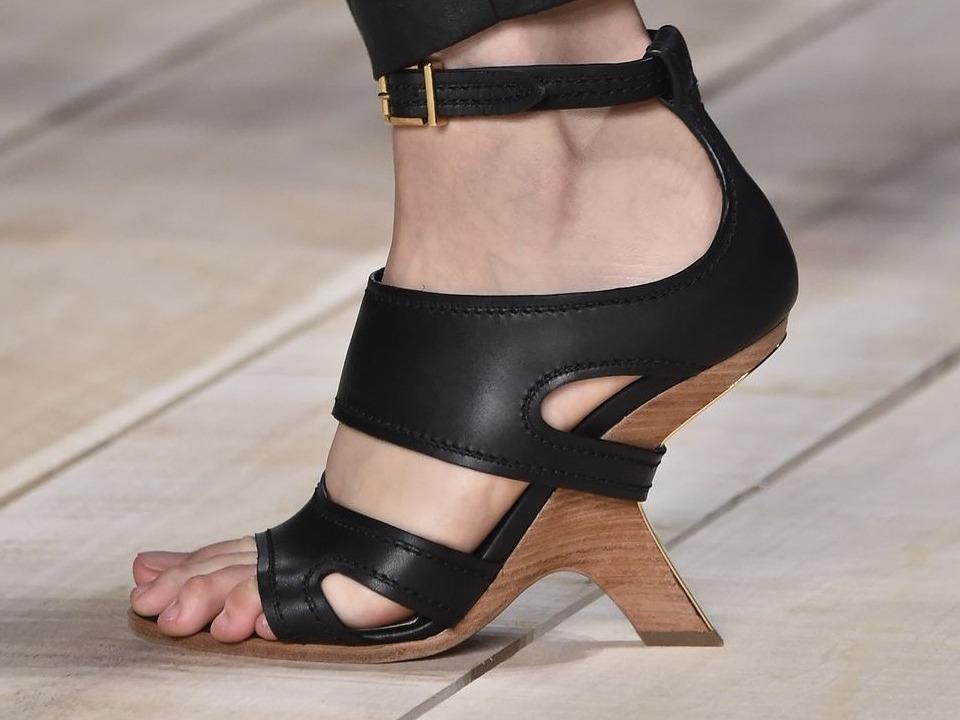 Nhung mau giay ky quai hua hen khuay dao lang thoi trang the gioi hinh anh