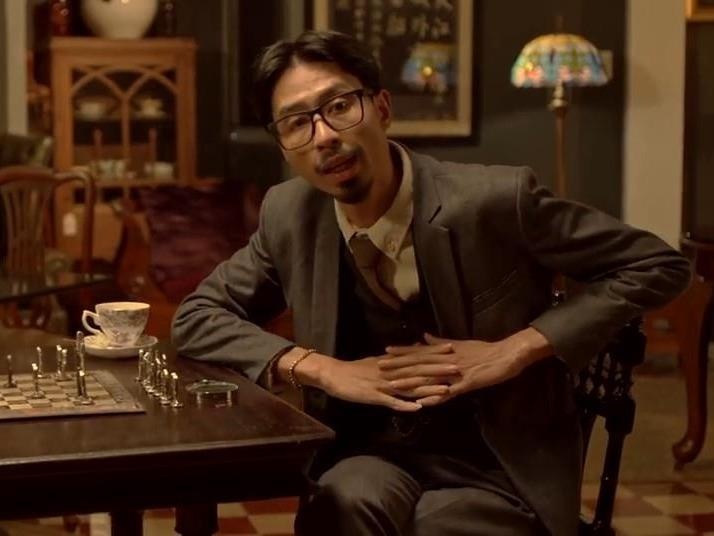 Den Vau an dien nhu tham tu Sherlock Holmes trong MV moi hinh anh