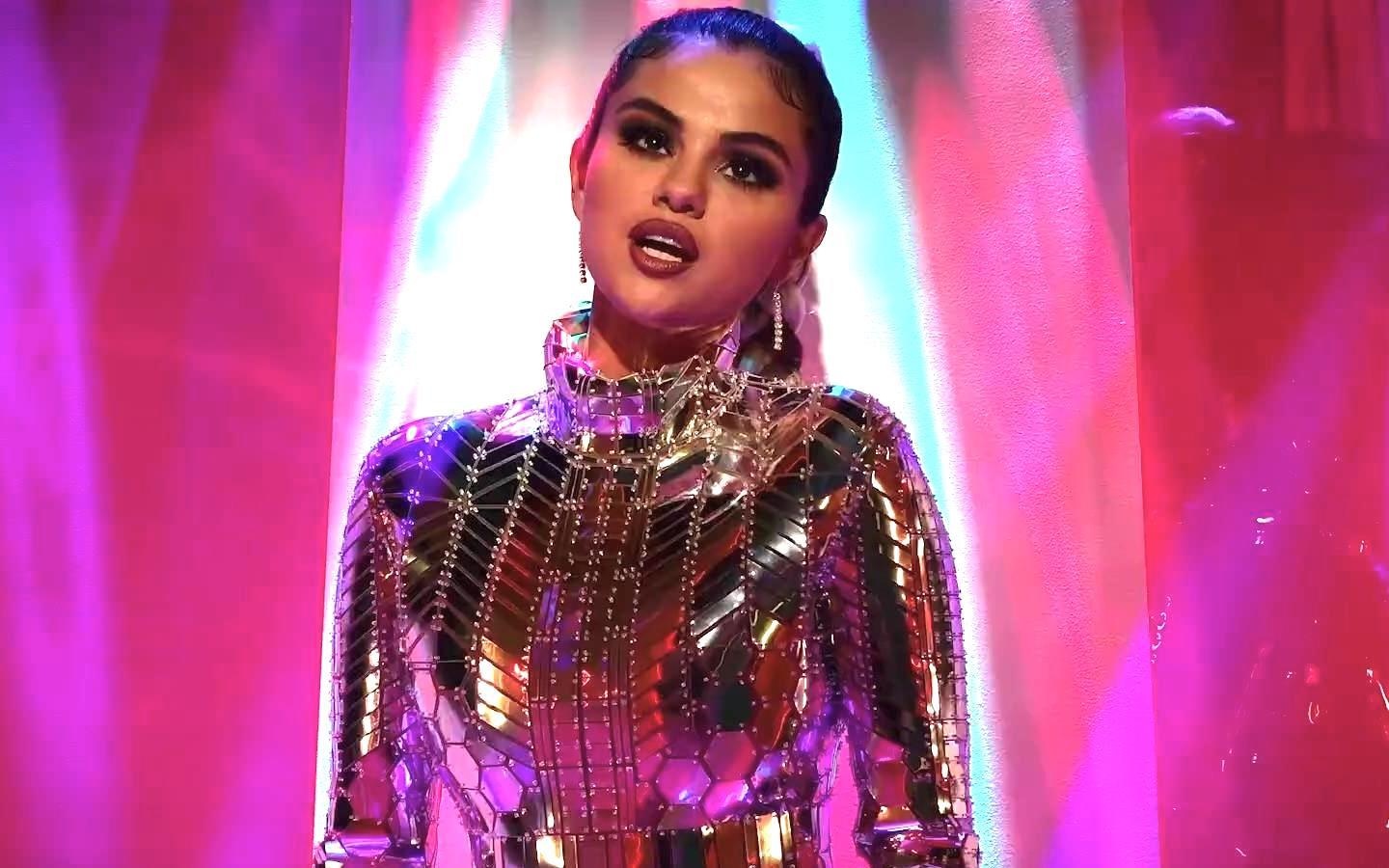 Selena Gomez dien vay sequin, nhuom toc bach kim trong MV moi hinh anh