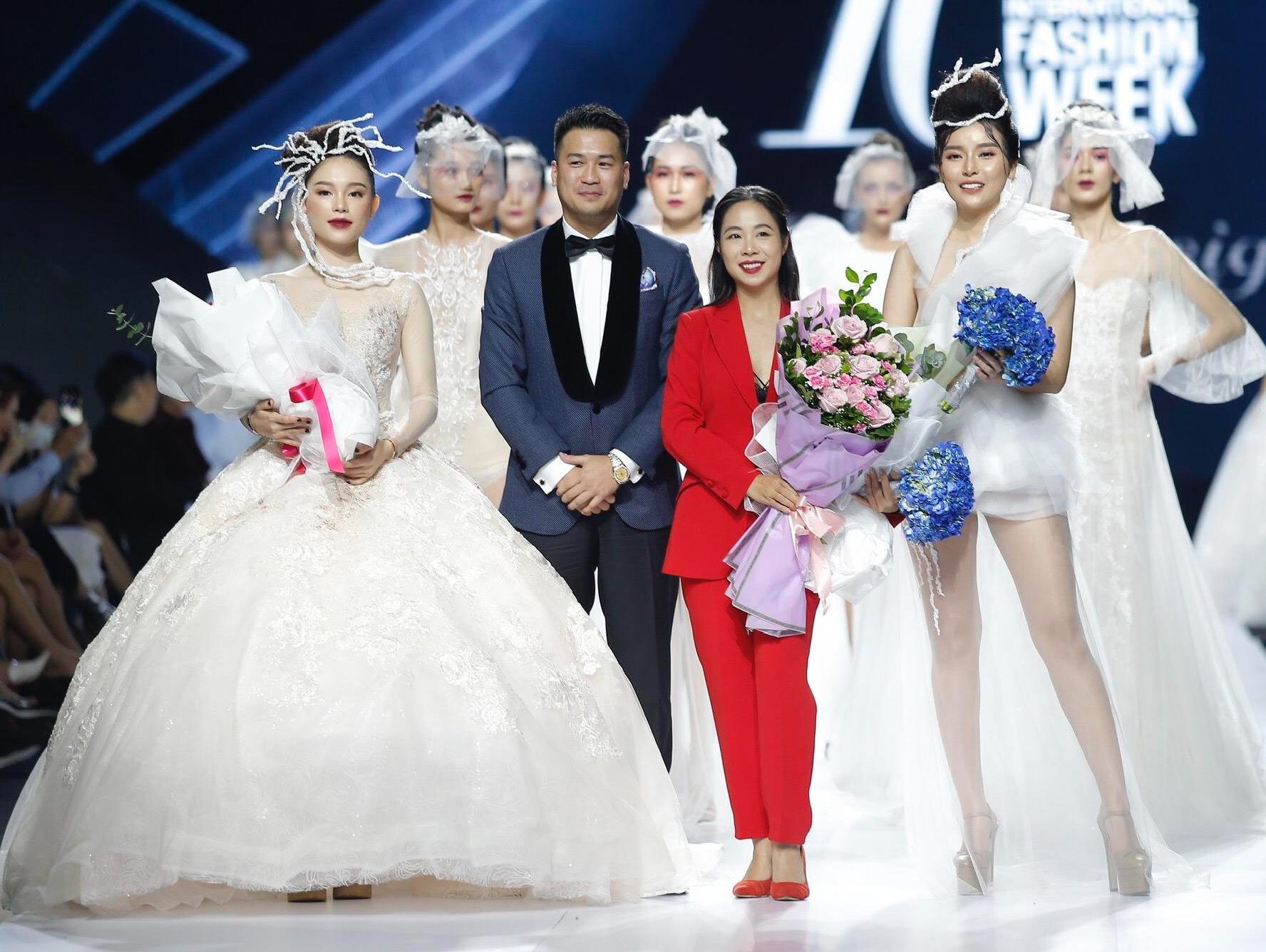 Linh Rin dien vay cuoi, Phillip Nguyen len san khau tang hoa ban gai hinh anh