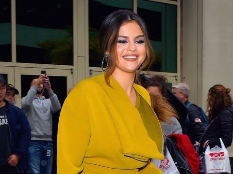 Selena Gomez duoc khen khi khong cai that lung, dien do ngu ra duong hinh anh