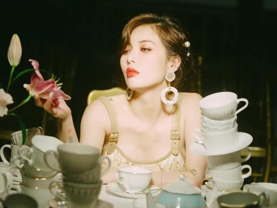 HyunA thay doi phong cach trong MV 'Flower Shower' hinh anh