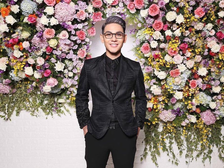 Son Ngoc Minh chuong mac vest, phoi phu kien da dang hinh anh