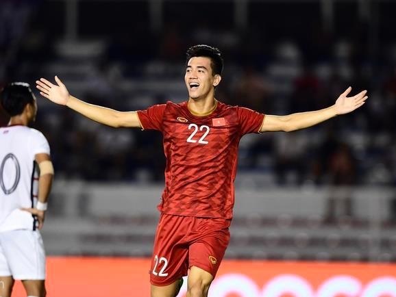 Tien Linh thich di giay mau sac tren san co, co doi giong cua Ronaldo hinh anh