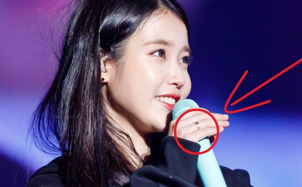 IU bi phat hien ngoai doi hay len san khau deu deo nhan doi? hinh anh