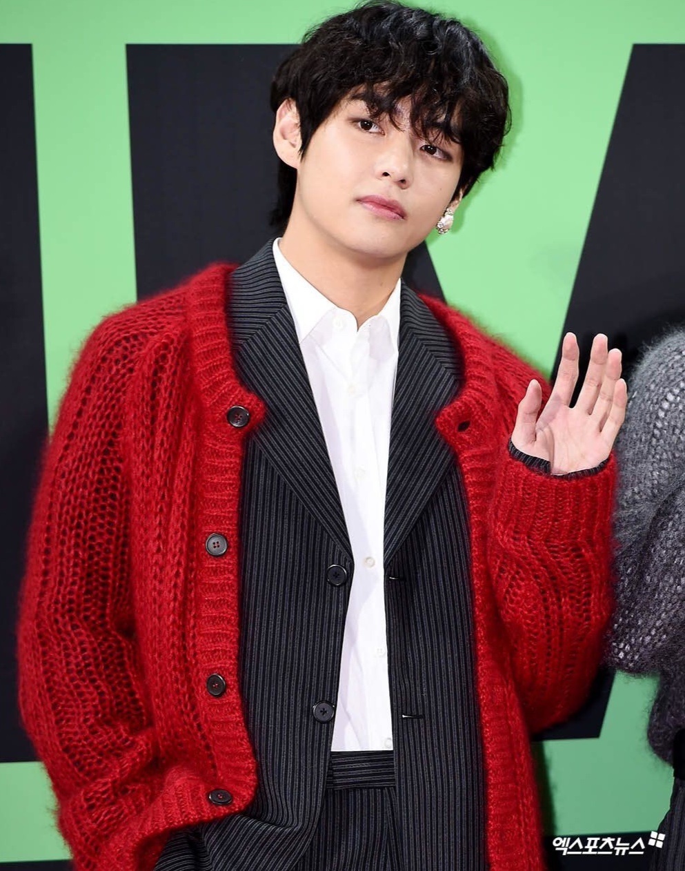 V (BTS) la sao nam mac dep nhat anh 3