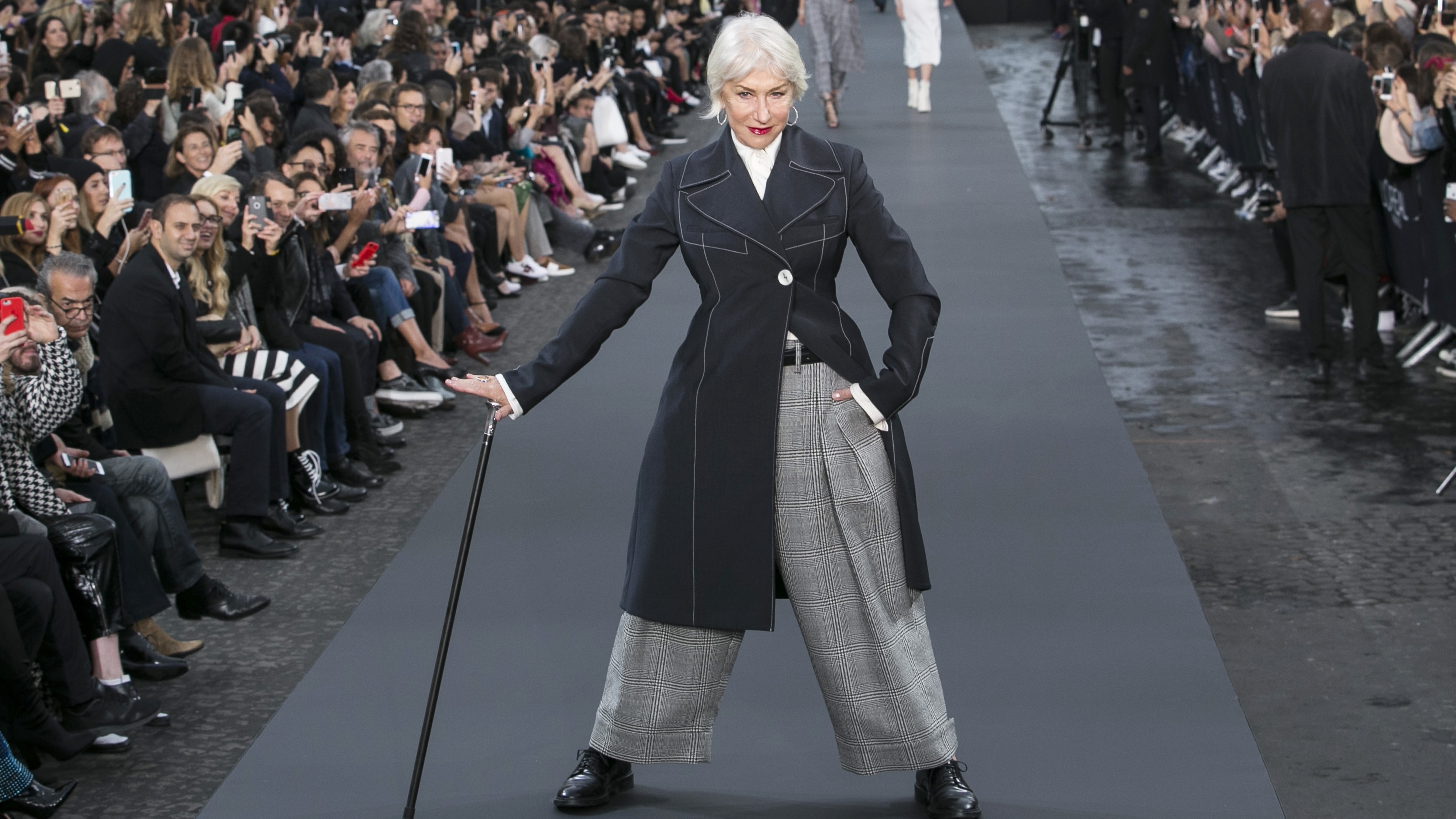 mau cuon chan,  me Gigi Hadid len san dien anh 1