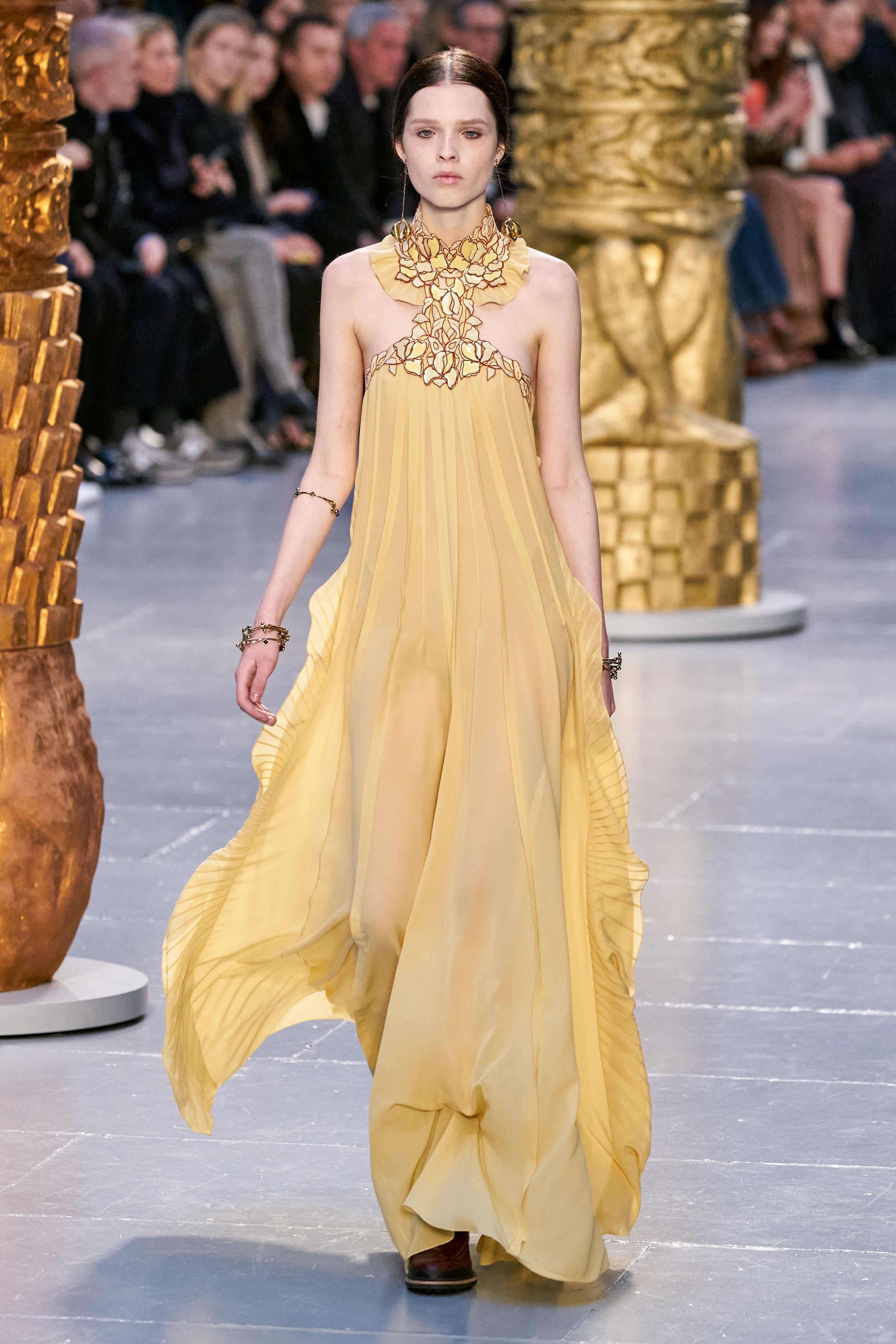 mau cuon chan,  me Gigi Hadid len san dien anh 7