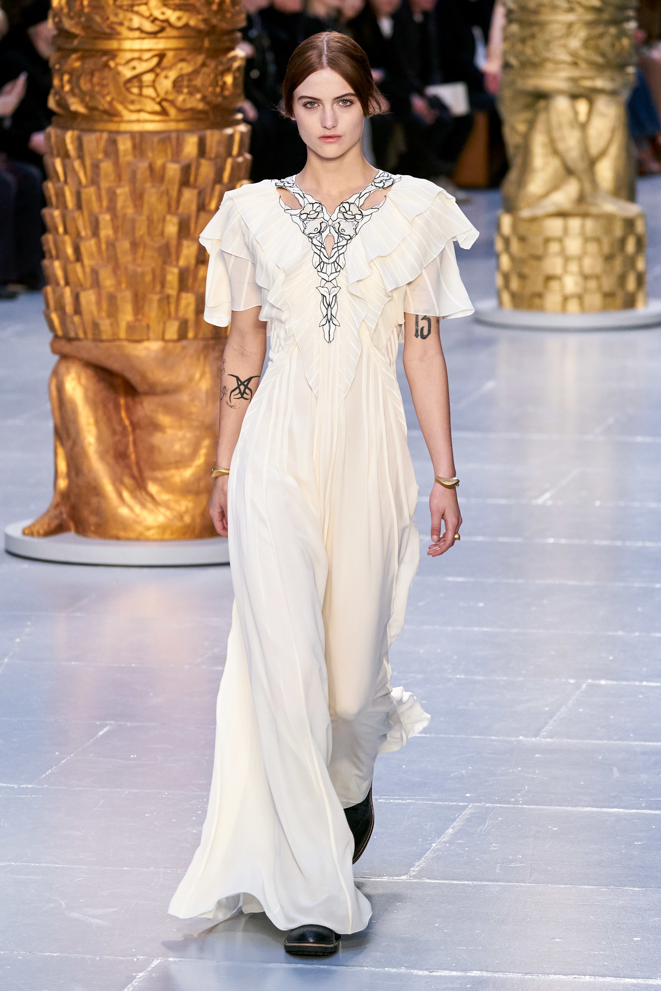 mau cuon chan,  me Gigi Hadid len san dien anh 8